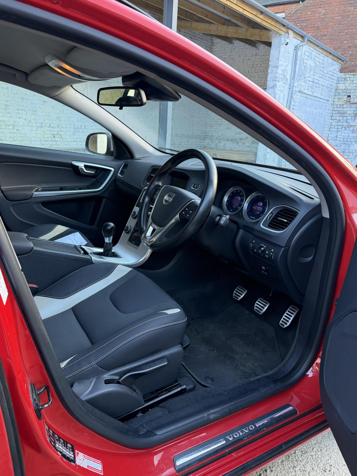 Volvo V60 1.6D DRIVe R-Design Estate 5dr Diesel Manual Euro 5 (s/s) (115 ps)