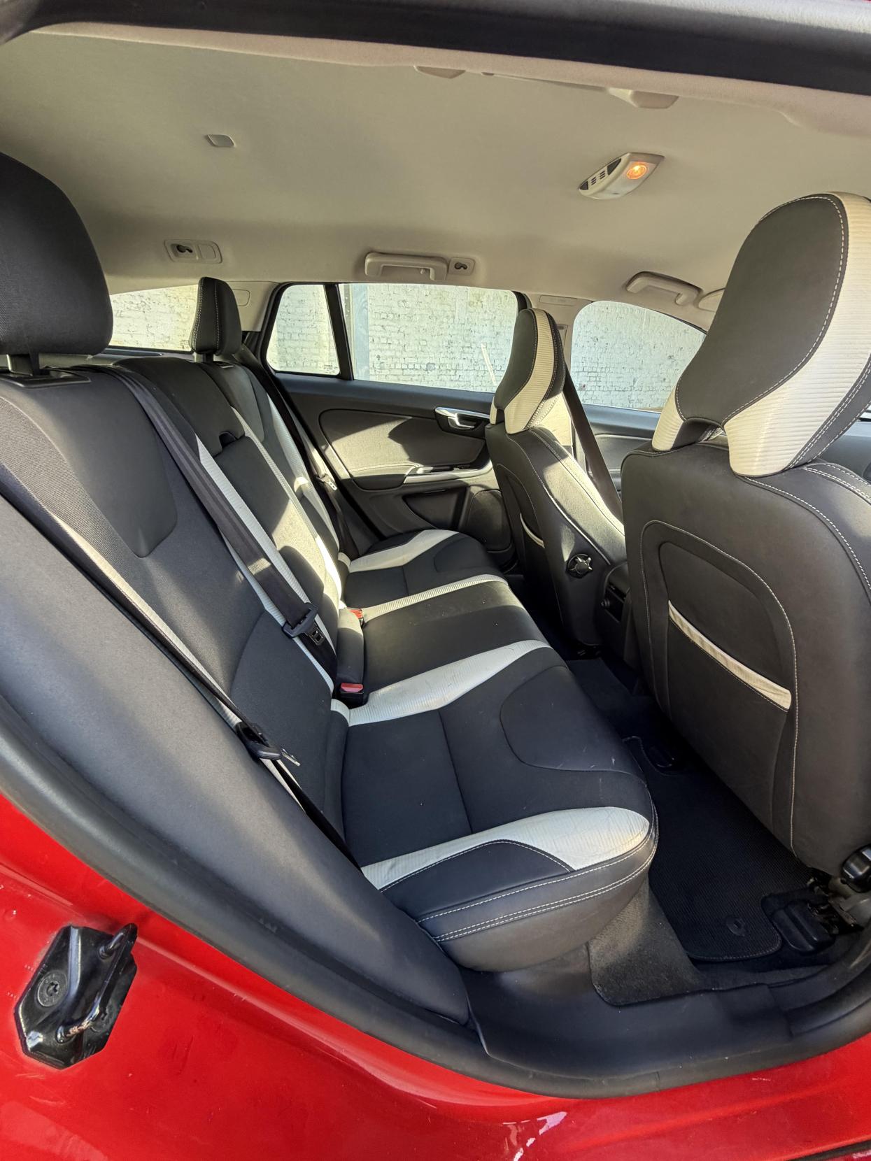 Volvo V60 1.6D DRIVe R-Design Estate 5dr Diesel Manual Euro 5 (s/s) (115 ps)