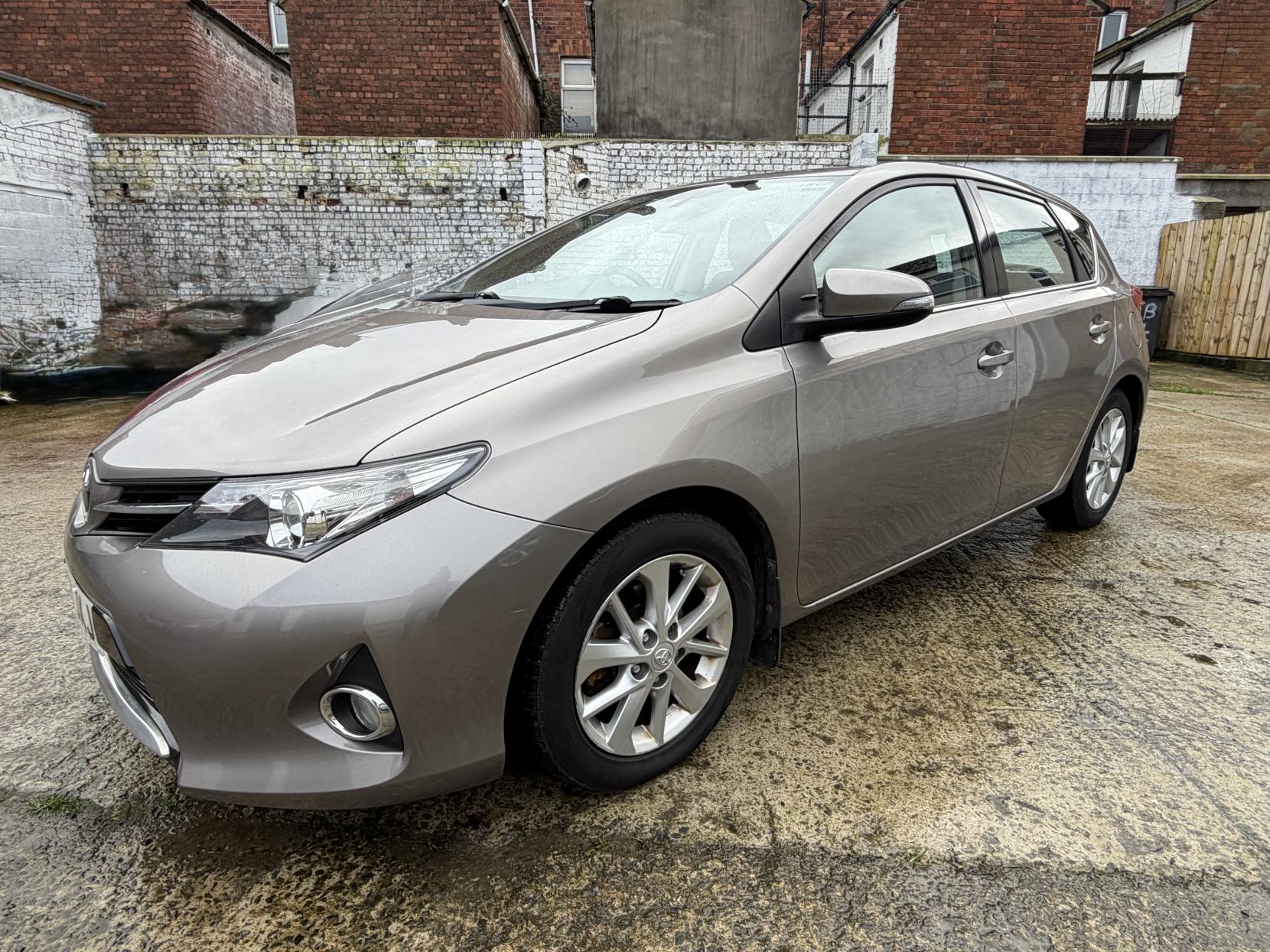 Toyota Auris 1.4 D-4D Icon Hatchback 5dr Diesel Manual Euro 5 (s/s) (90 ps)