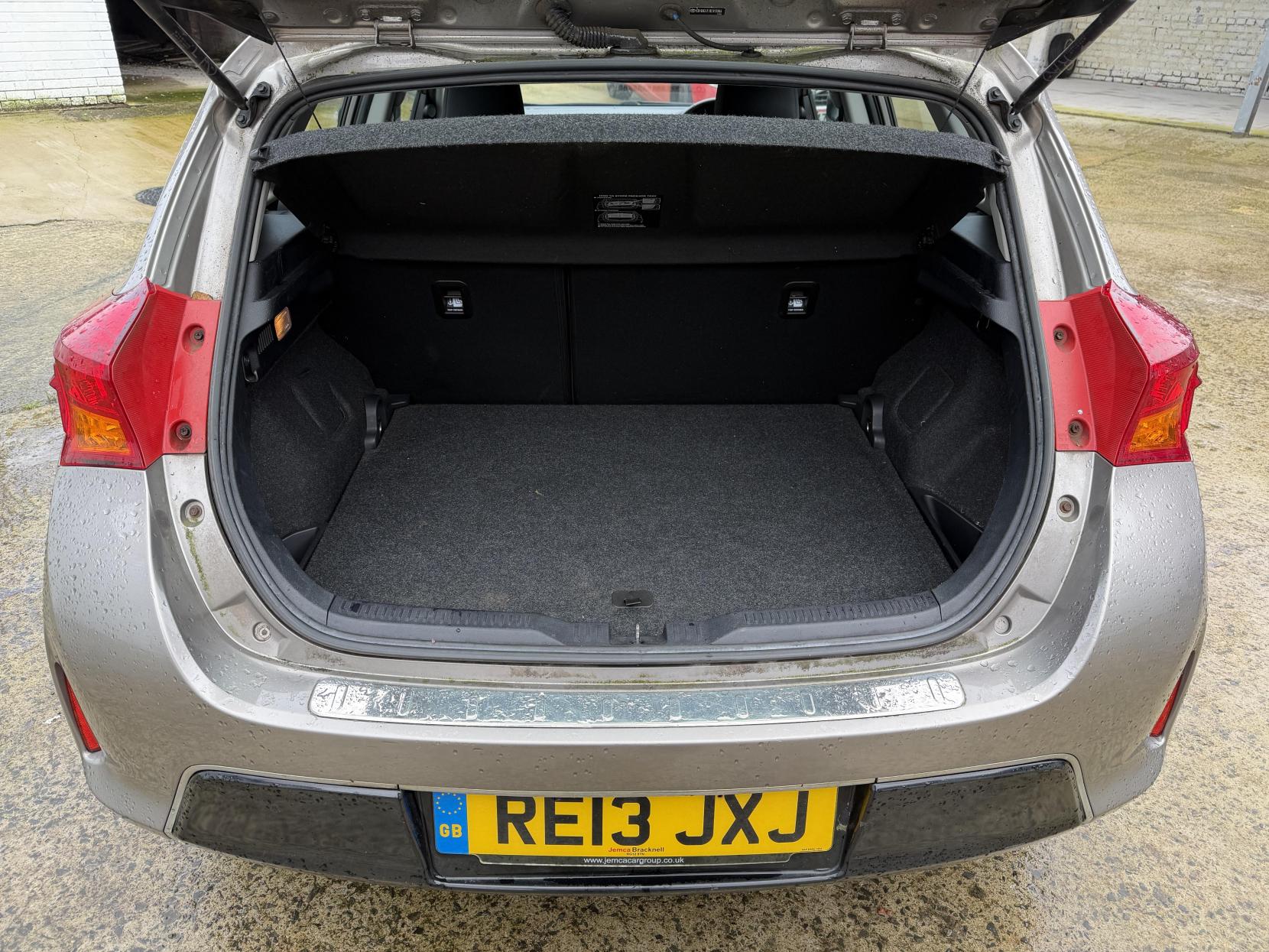 Toyota Auris 1.4 D-4D Icon Hatchback 5dr Diesel Manual Euro 5 (s/s) (90 ps)