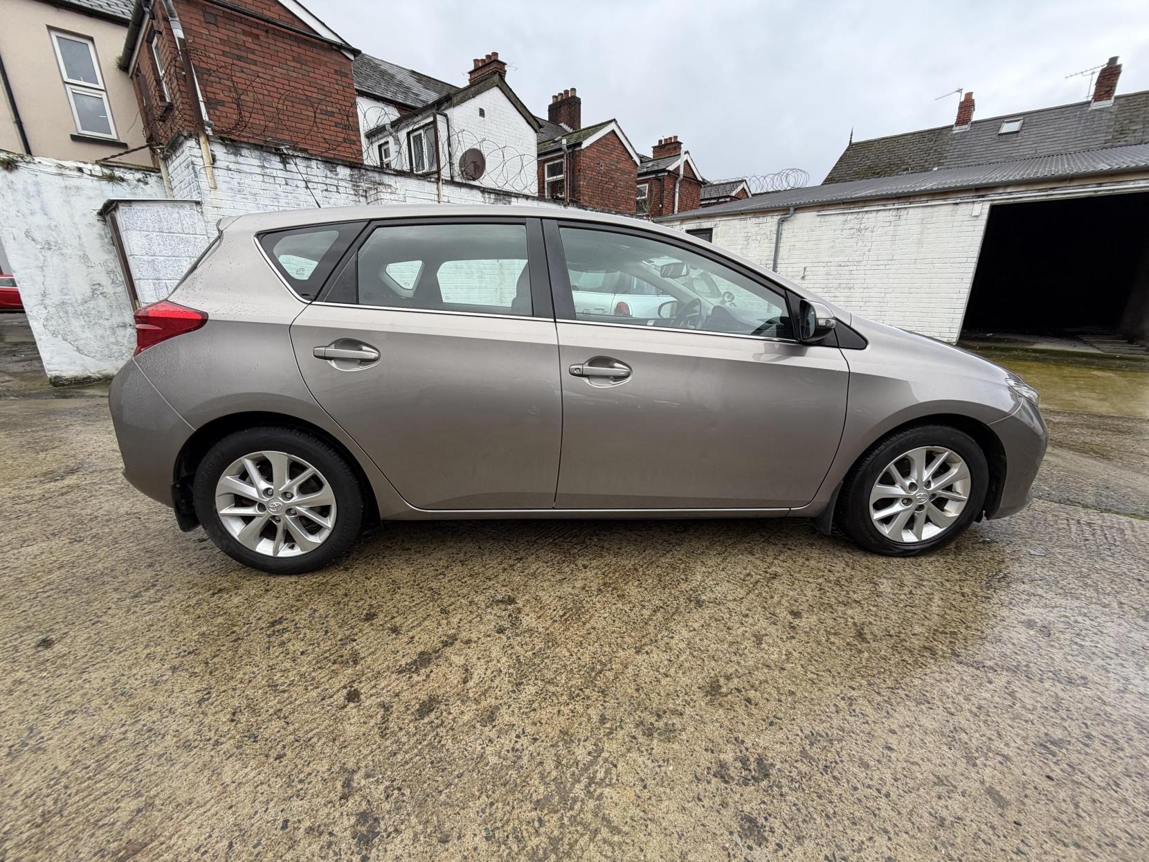 Toyota Auris 1.4 D-4D Icon Hatchback 5dr Diesel Manual Euro 5 (s/s) (90 ps)