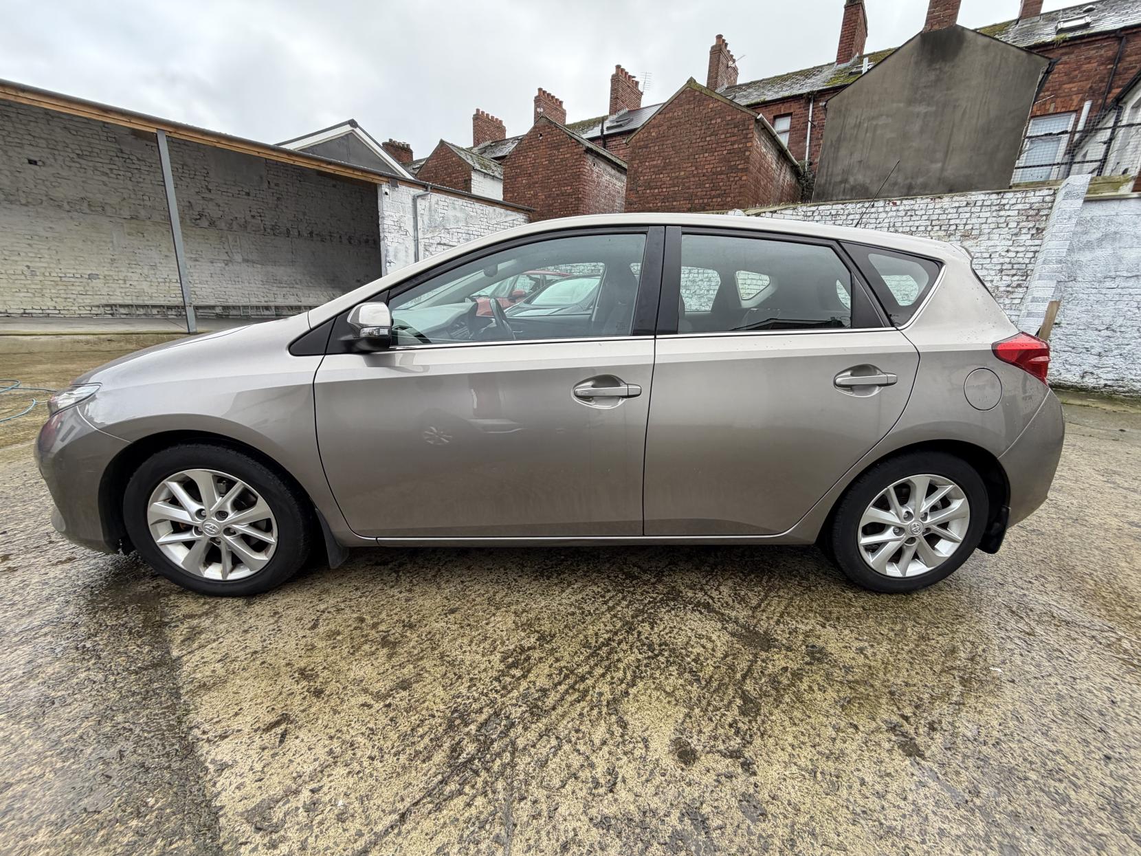 Toyota Auris 1.4 D-4D Icon Hatchback 5dr Diesel Manual Euro 5 (s/s) (90 ps)