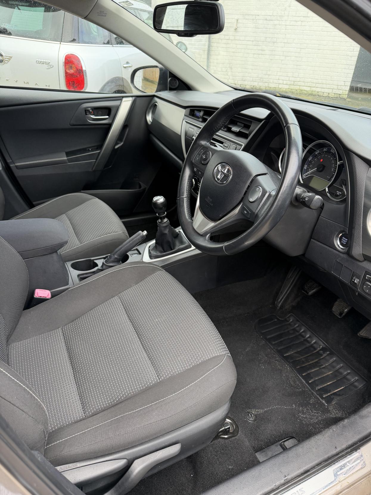 Toyota Auris 1.4 D-4D Icon Hatchback 5dr Diesel Manual Euro 5 (s/s) (90 ps)