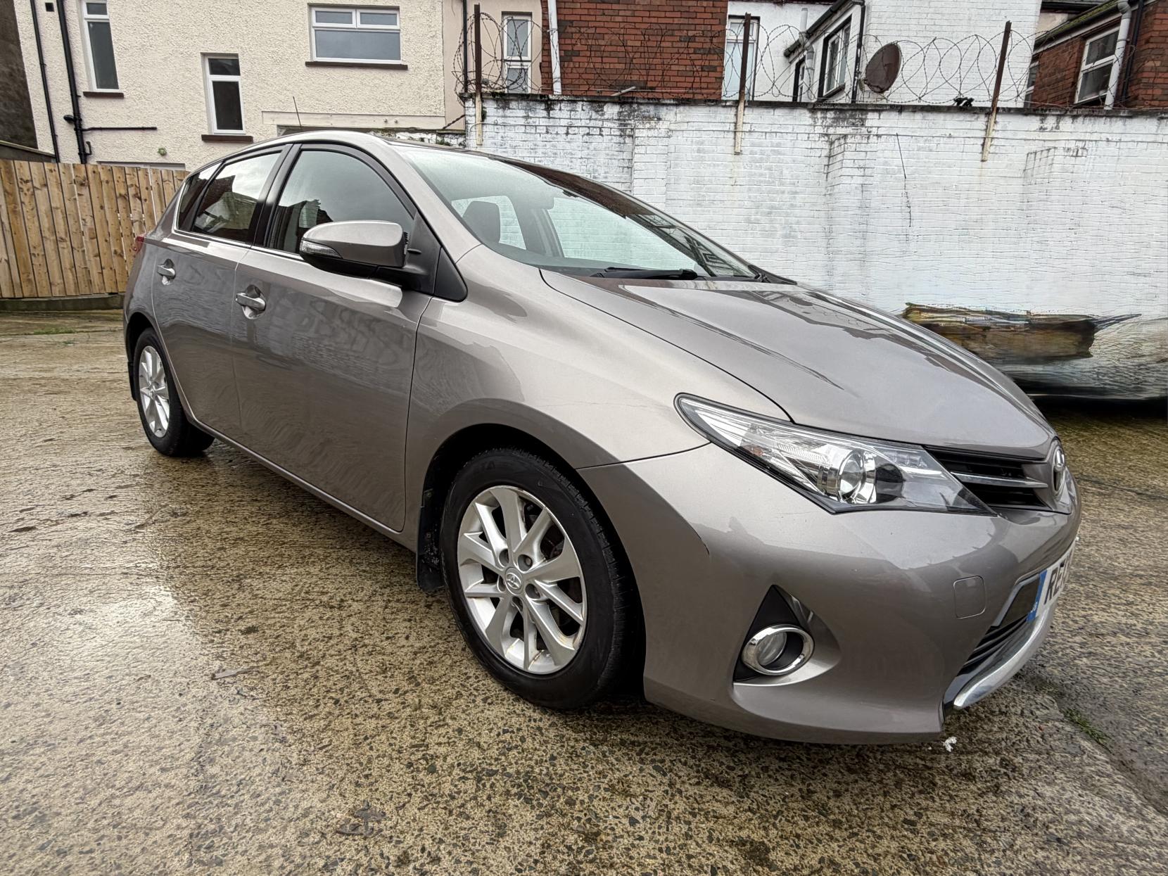 Toyota Auris 1.4 D-4D Icon Hatchback 5dr Diesel Manual Euro 5 (s/s) (90 ps)